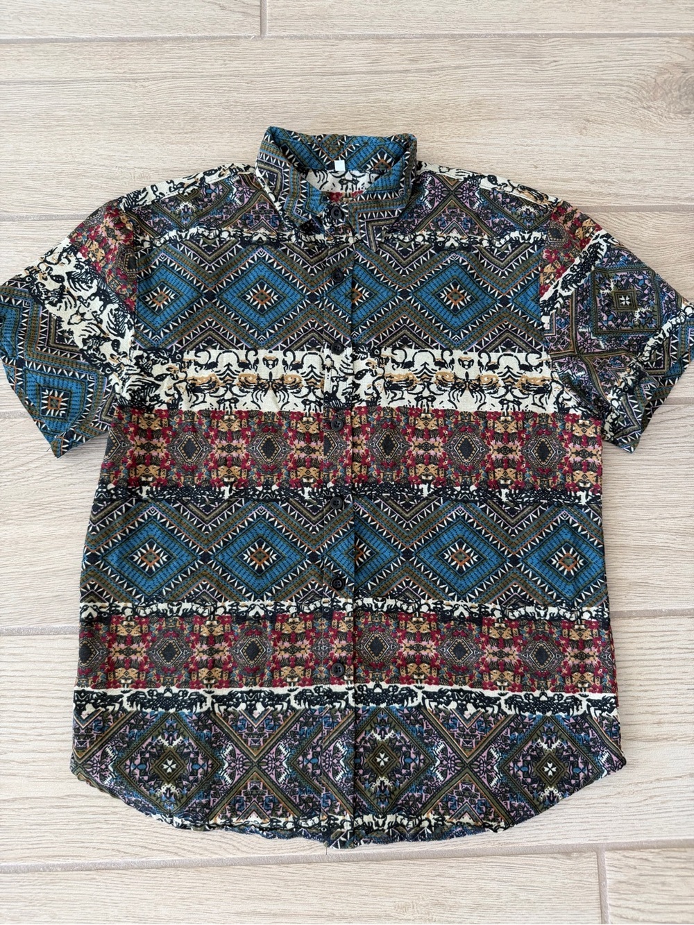 Men's Short-Sleeve Fun Geometric Pattern Shirt in Teal and Burgundy